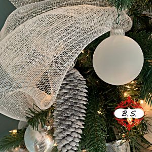 CD-2020-12-TREE-ORNAMENT.2-WEB-Brenda-Symns-2