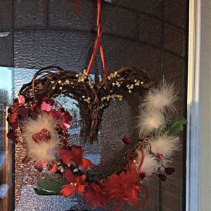 Wreath of grape vines with dried lily-of-the-valley and flowers made of feathers     AS